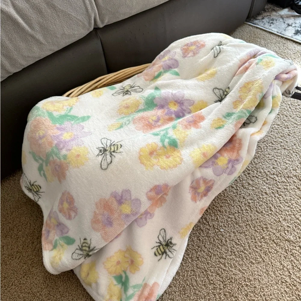 Floral Bee Throw Blanket - White and Multicolor - Picture 4 of 6